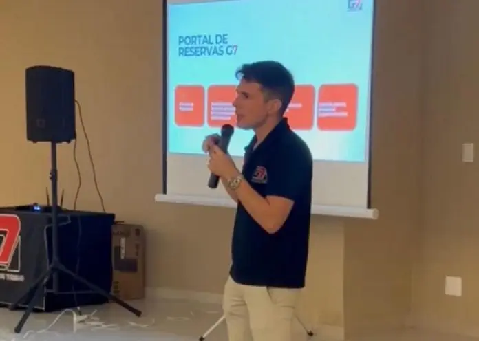 João Júnior, CEO da G7, reconhecem agentes de viagens parceiros na primeira edição da premiação anual da operadora. Crédito: Divulgação/G7