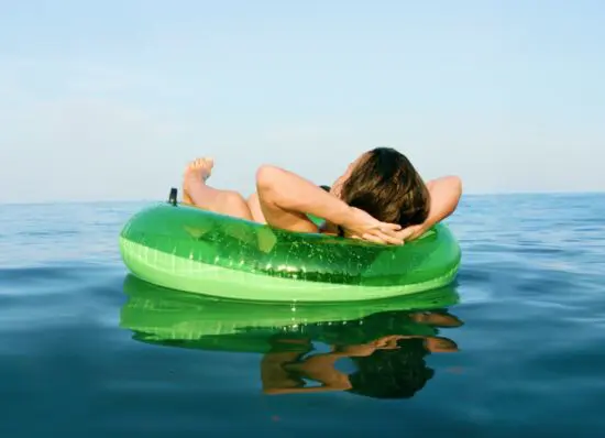 Brasileiros vão viajar mais, gastar mais e buscar novas experiências neste verão, revela Skyscanner