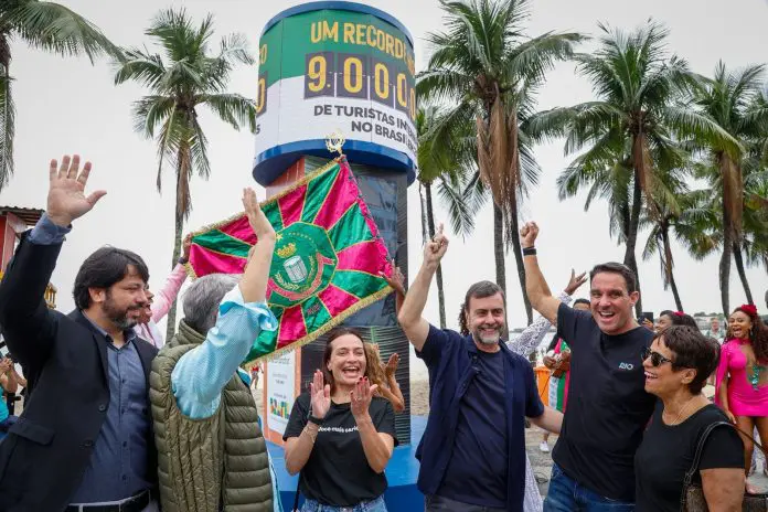 Marco foi celebrado com ação realizada no Turistômetro do Rio de Janeiro (RJ), na orla de Copacabana Crédito: Márcio Menasce/Embratur