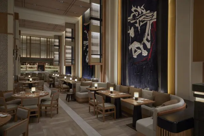 Novo salão do Nobu Cape Town integra design contemporâneo, vista para a Table Mountain e gastronomia nipo-peruana. Crédito: Divulgação Novo salão do Nobu Cape Town integra design contemporâneo, vista para a Table Mountain e gastronomia nipo-peruana. Crédito: Divulgação