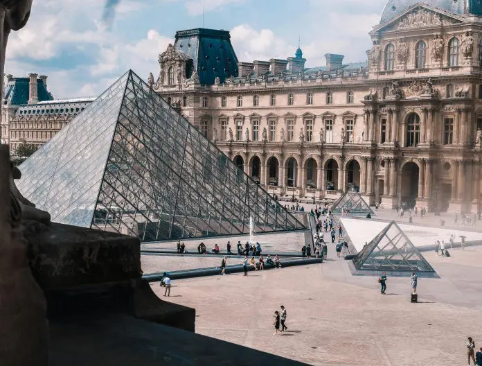 Greve de funcionários provoca funcionamento parcial do Museu do Louvre, em Paris, um dos principais atrativos turísticos da Europa. Crédito: Silvia Trigo/pexels