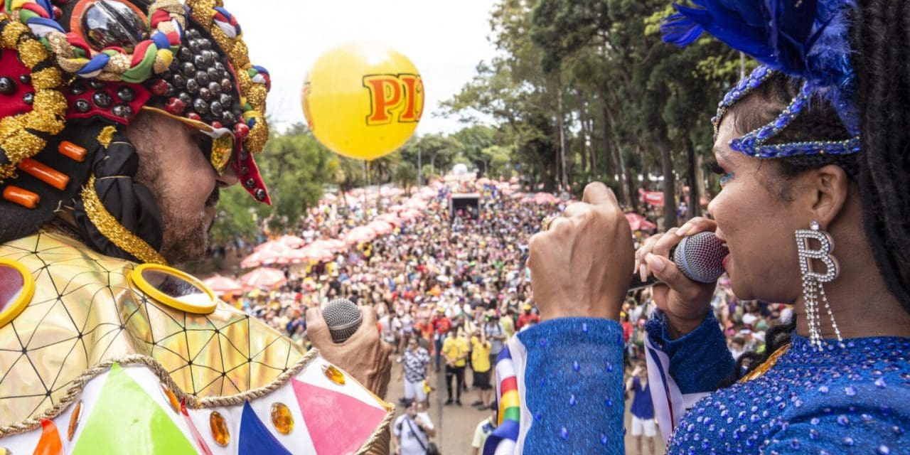 Galo da Madrugada reúne multidão em São Paulo