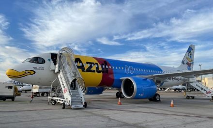 Azul inicia operações de aeronave inspirada em Pato Donald