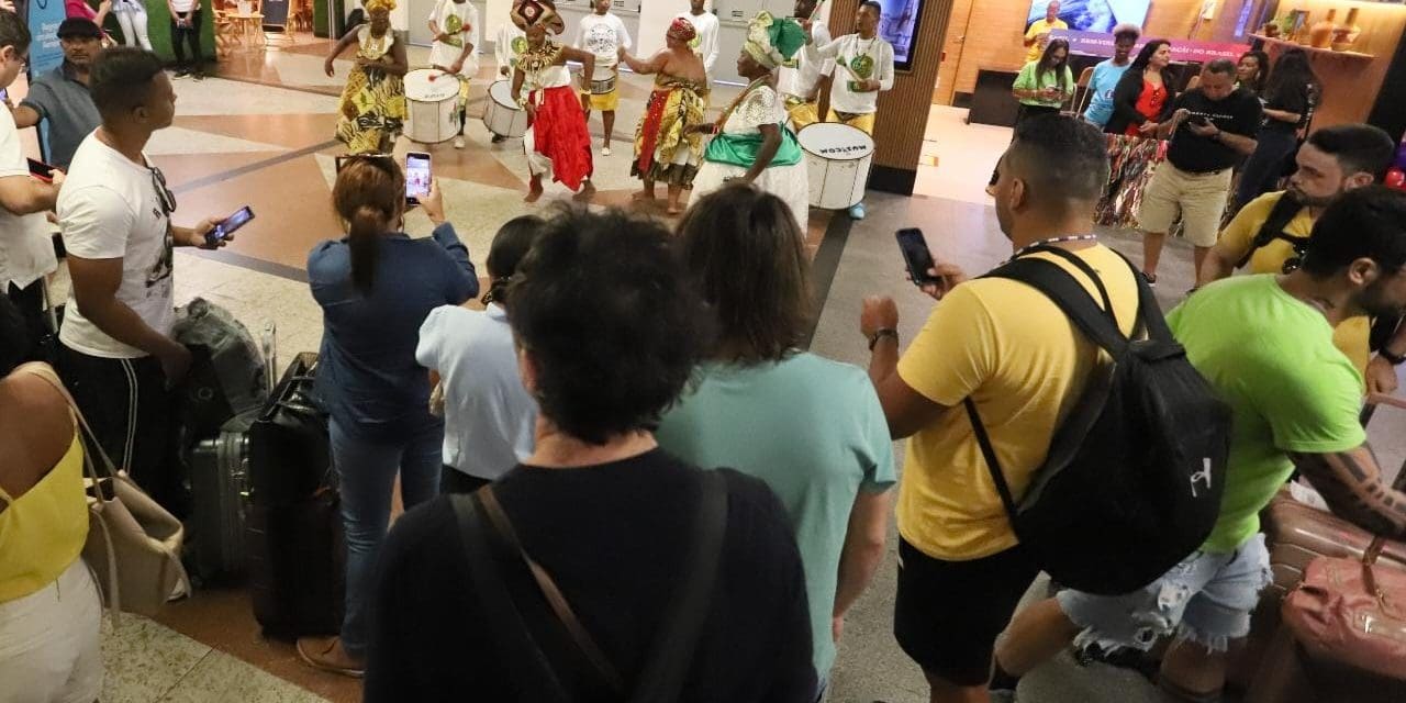 Receptivo de Momo da Setur-BA anima turistas que chegam à Bahia