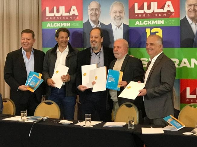 Abear entrega carta com proposta do setor aéreo para Lula