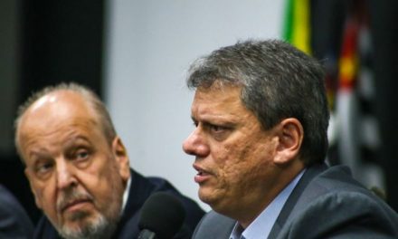 Tarcísio de Freitas assina acordo para redução do ICMS sobre o QAV em SP
