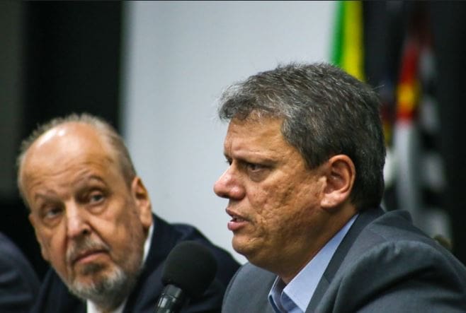 Tarcísio de Freitas assina acordo para redução do ICMS sobre o QAV em SP