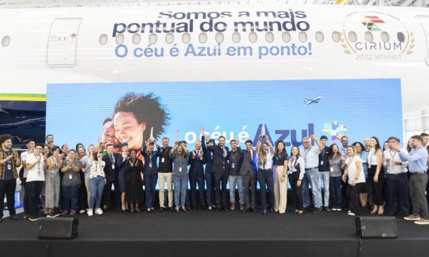 Azul em ponto: companhia recebe troféu da Cirium