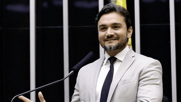 Ministro Celso Sabino recebe projeção de crescimento do Turismo em 2023