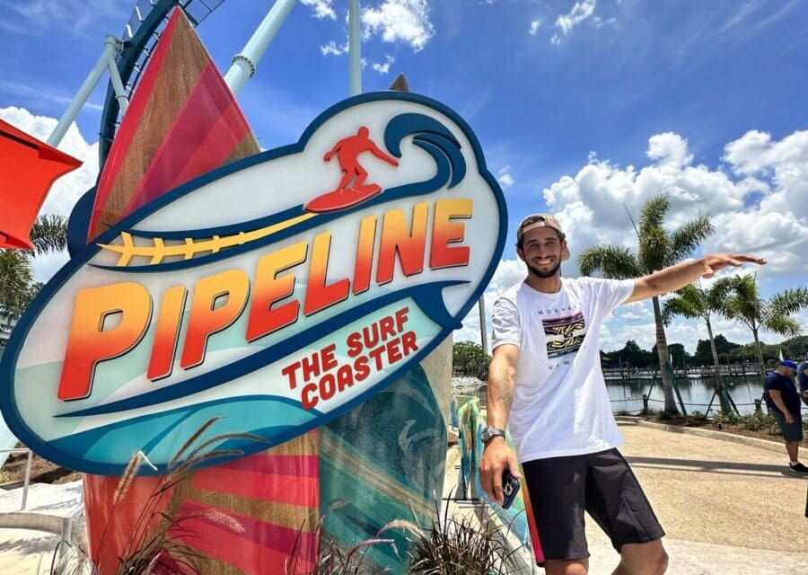 Lucas Chumbo surfa no SeaWorld Orlando em montanha-russa inédita