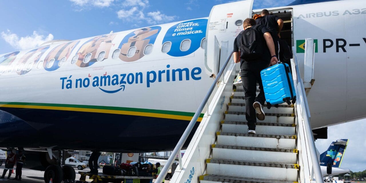 Azul adesiva aeronave em ação com a Amazon Brasil