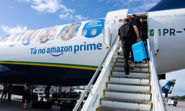 Azul adesiva aeronave em ação com a Amazon Brasil