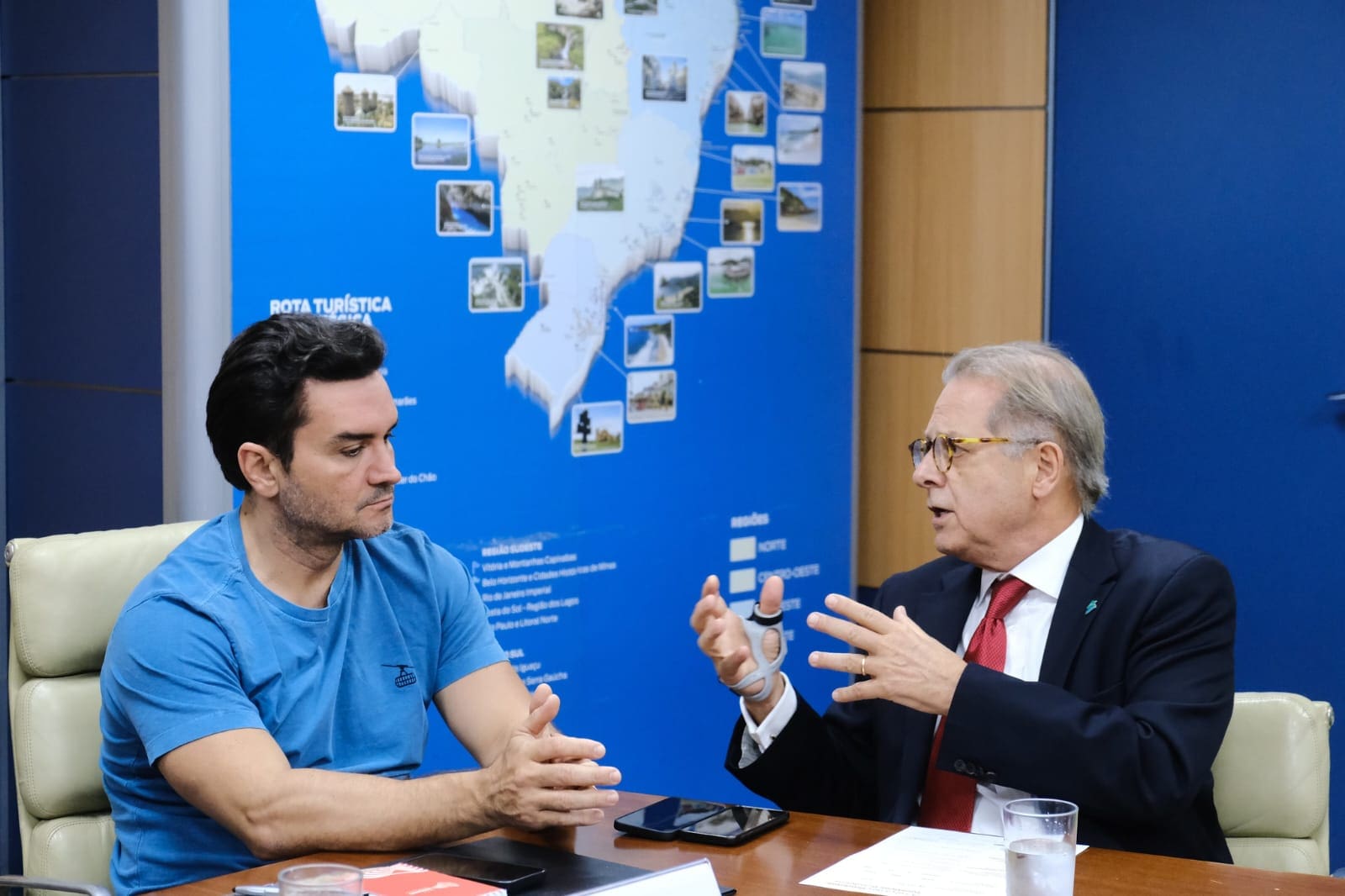 Orlando de Souza, presidente da Fohb, com Celso Sabino, ministro do Turismo. Foto: Divulgação