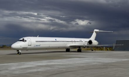 Aeronave chega à unidade da Boeing para modificações