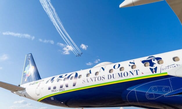 Azul faz voo rasante em homenagem a Santos Dumont