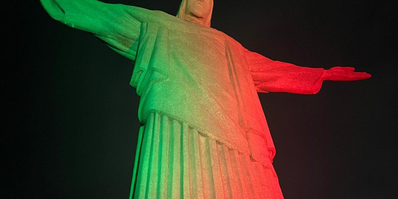 Cristo Redentor recebe as cores de Portugal para celebrar o Conexão Tap