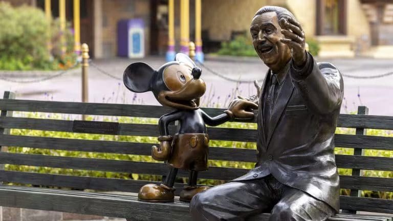 Disney celebra centenário com estátua em Hong Kong