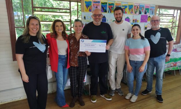 Projeto Festuris Cuida doa R$11 mil para escola municipal