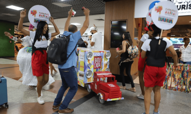 Turistas têm recepção na chegada para o Carnaval da Bahia