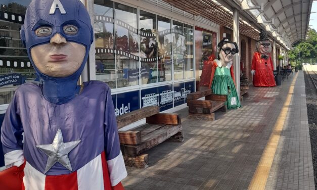 Bonecos gigantes são destaque do Carnaval no Trem Republicano