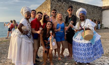 Agentes da Azul Viagens celebram sucesso da famtour com pôr do sol em Salvador