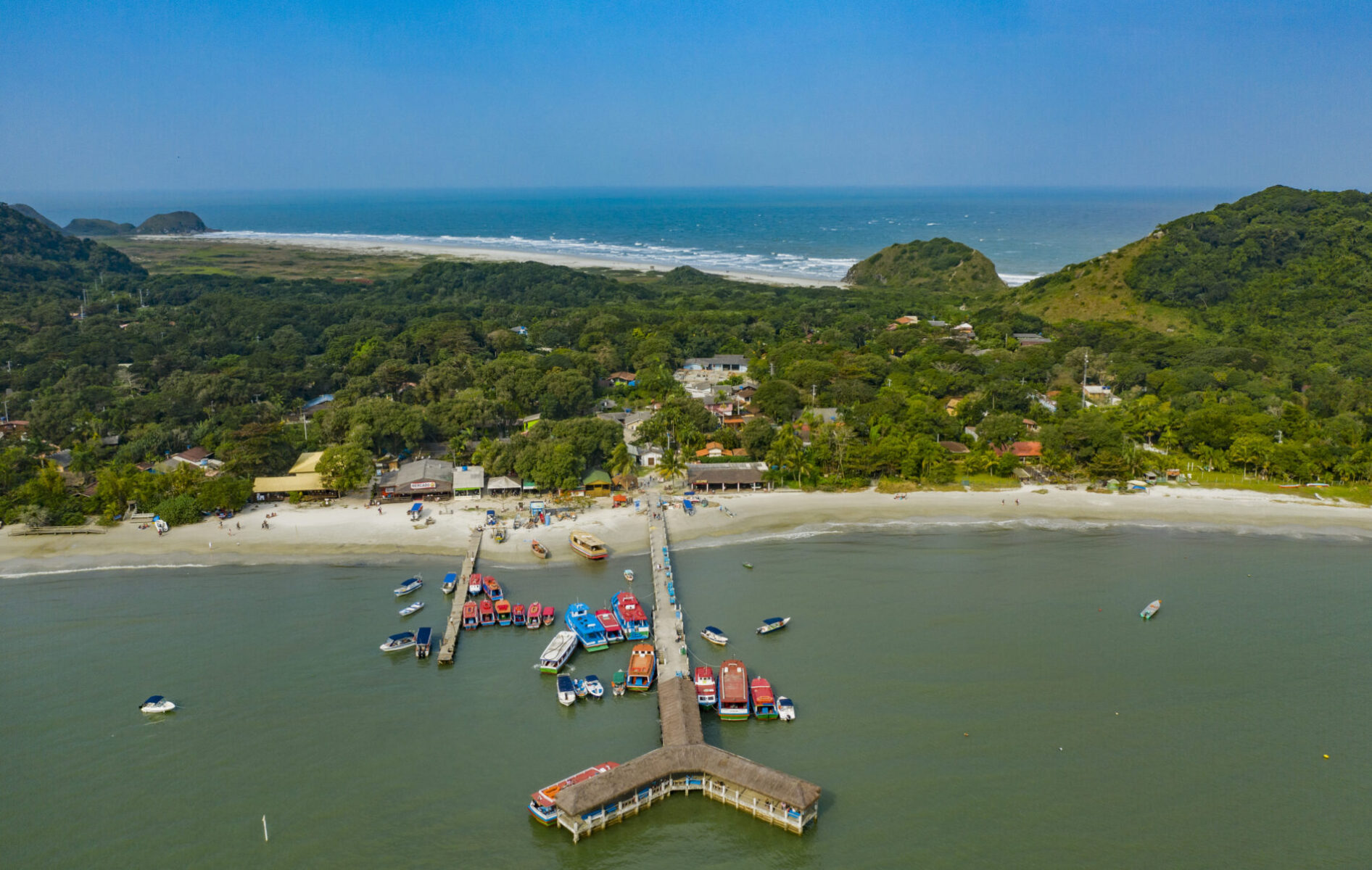 A Ilha do Mel fica no litoral paranaense e para chegar até lá só é possível de barco. É proibida a entrada de veículos - Foto: Daniel Castellano
