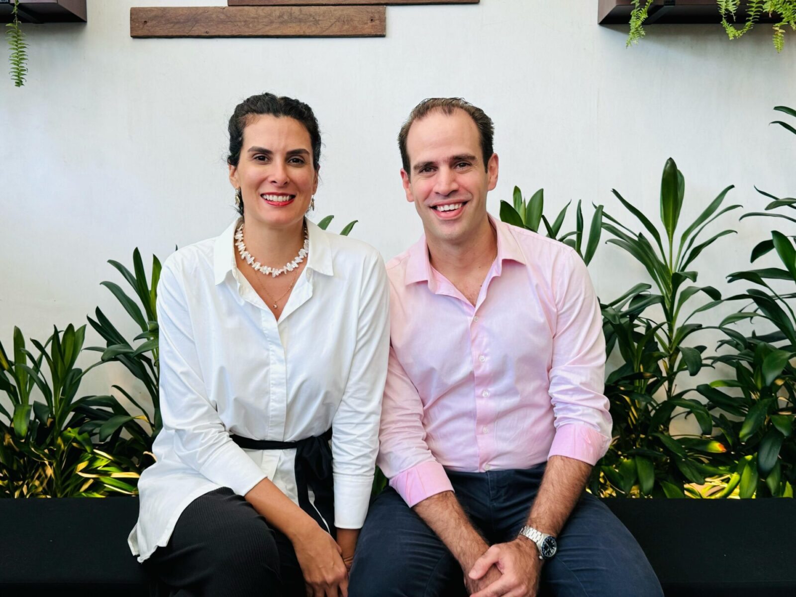 Clarissa Jereissati, gerente de Relações Públicas, e Ivan Dias, gerente comercial, dão detalhes sobre resort e novo parque do complexo Beach Park