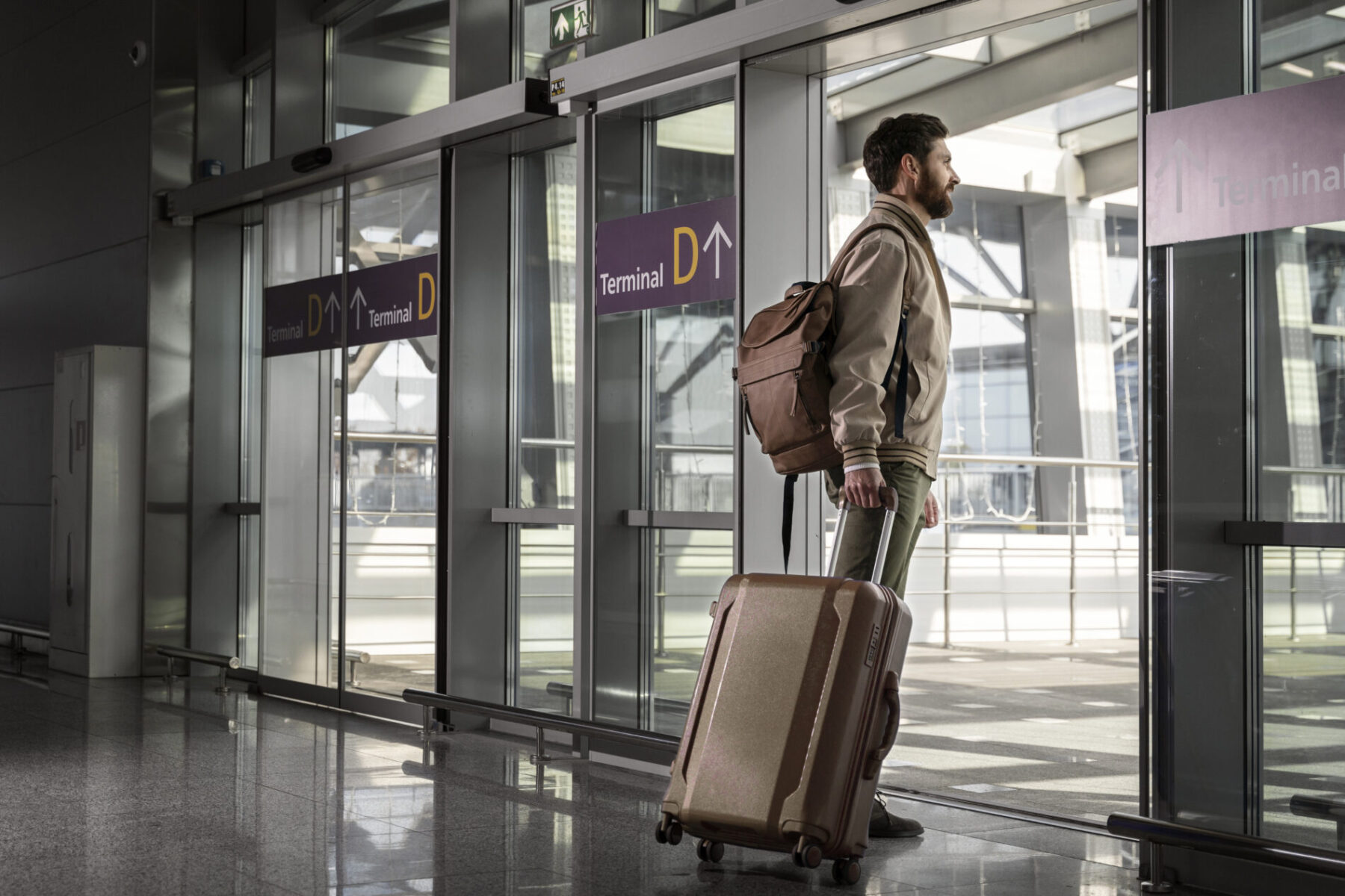 full-shot-man-with-baggage aero service assistência