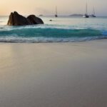 A praia de Anse Lazio ocupa o sexto lugar no Prêmio TripAdvisor das Melhores Praias do Mundo