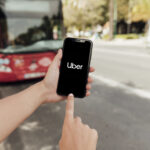 Uber passa a oferecer ônibus para eventos e aeroportos nos EUA