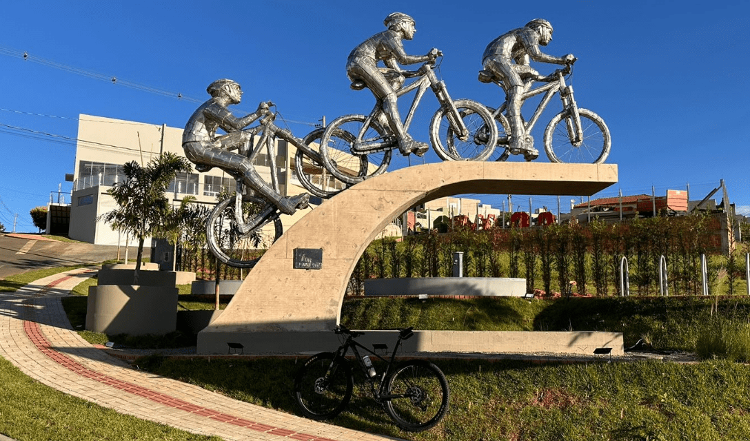 Divinolândia inaugura Monumento ao Ciclista
