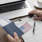 Fila do visto americano de turismo cai para o segundo menor nível em 2024