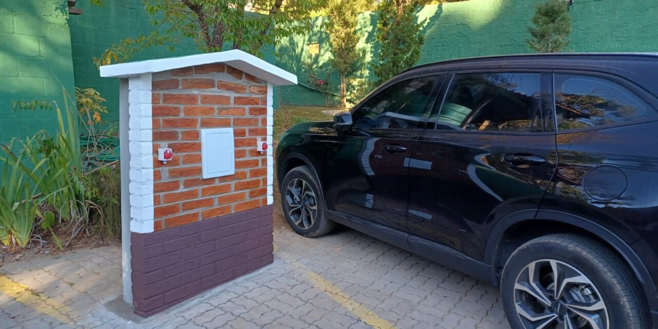 Pousada Jardim da Mantiqueira inaugura carregador para carros elétricos