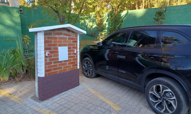 Pousada Jardim da Mantiqueira inaugura carregador para carros elétricos