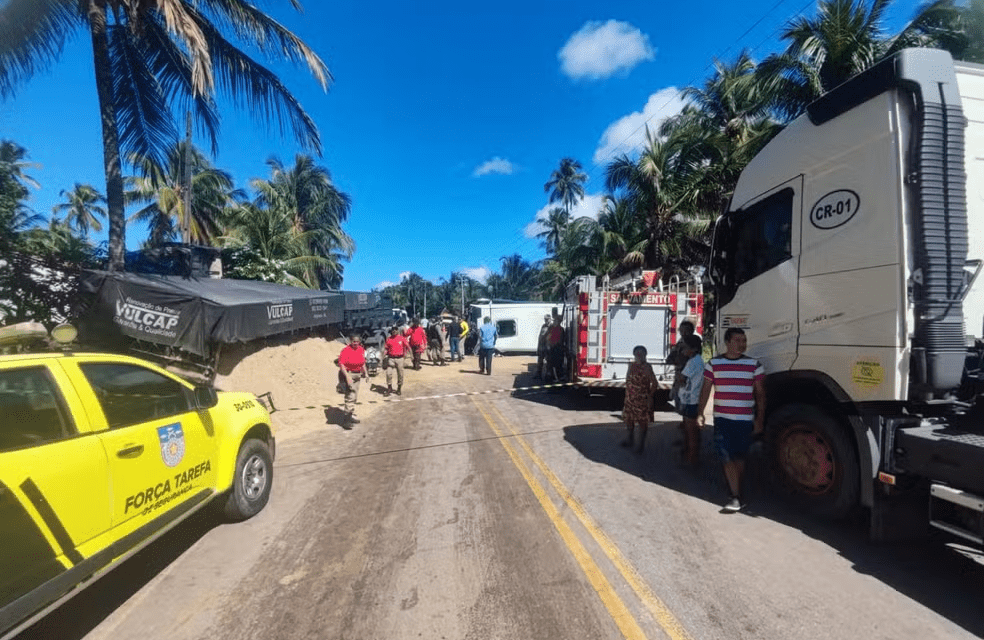 Acidente com micro-ônibus da Luck deixa 1 pessoa morta e 30 feridas
