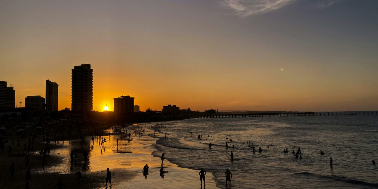 Buscas por praias de Fortaleza crescem 237% com as férias escolares