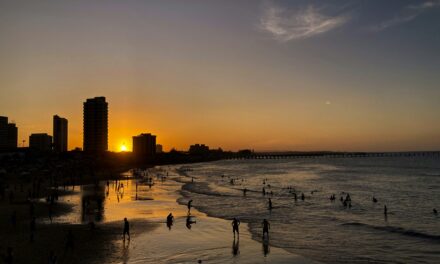 Buscas por praias de Fortaleza crescem 237% com as férias escolares