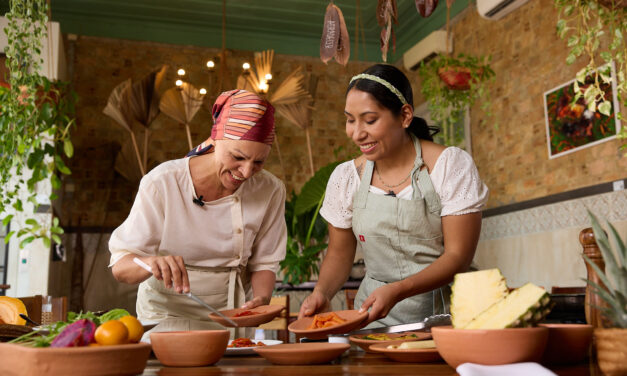 Chefs brasileira e peruana criam menu para voos internacionais da Latam