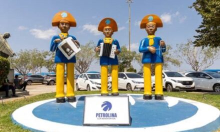 CCR instala escultura de trio forrozeiro no Aeroporto de Petrolina