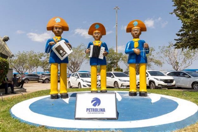 CCR instala escultura de trio forrozeiro no Aeroporto de Petrolina