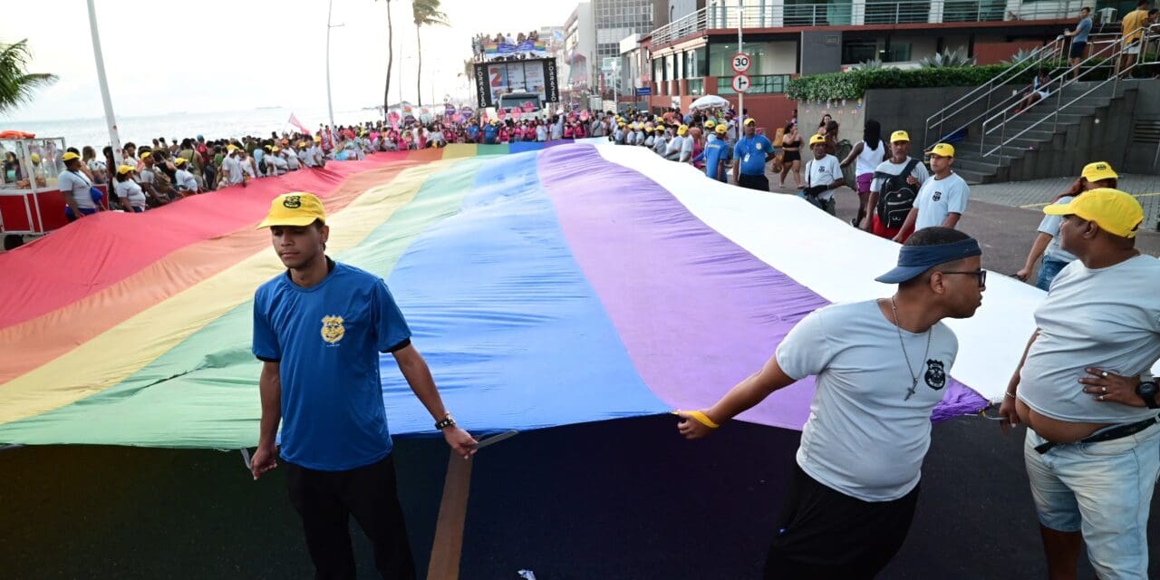 21º Orgulho LGBT+ Bahia estreia novo circuito e atrai multidão na Barra