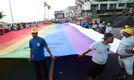 21º Orgulho LGBT+ Bahia estreia novo circuito e atrai multidão na Barra