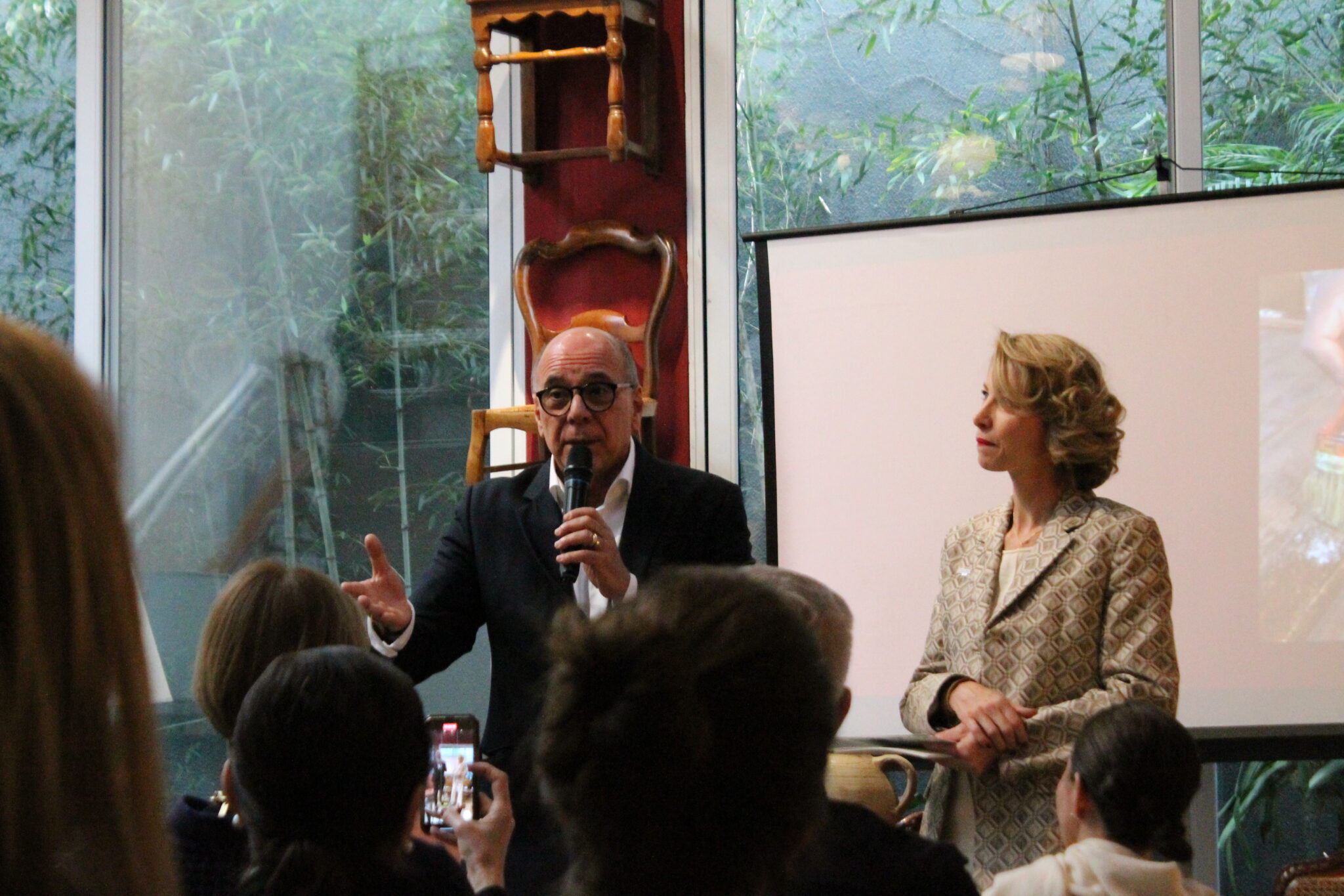 Arnaldo Danemberg, anfitrião da conferência de imprensa, e Caroline Putnoki (Foto: Maurício Herschander/ Brasilturis)