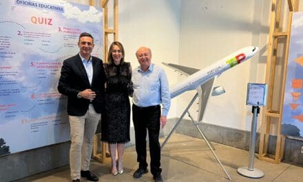 Tap Air Portugal doa maquete de avião ao Museu Catavento em São Paulo