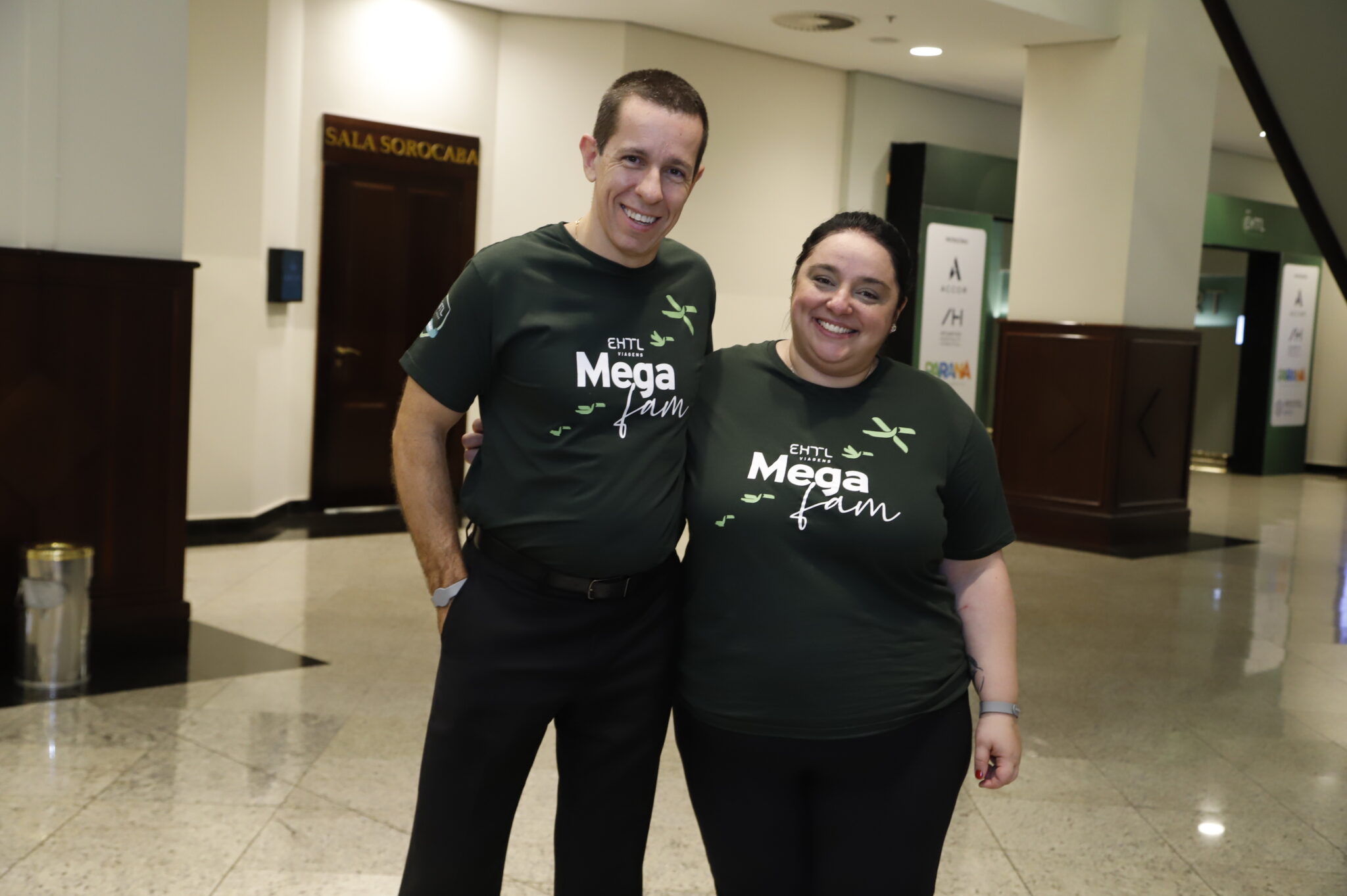 Flávio Louro, CEO da EHTL, e Renata Marcandalle, analista de produtos da operadora (Foto: Greg Grigoragi/Brasilturis)