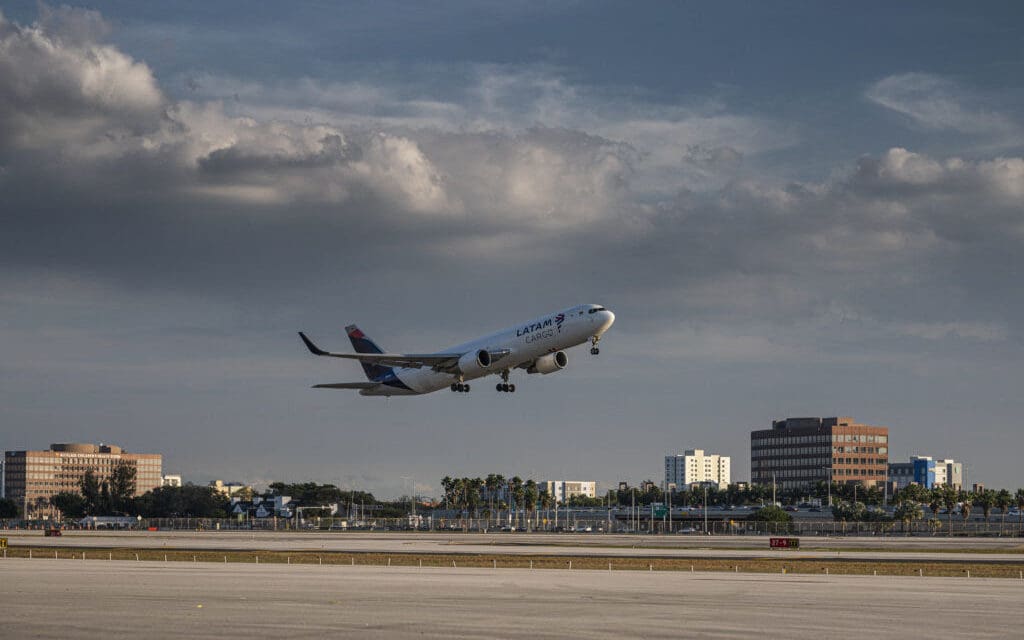 Latam Cargo Group obtém recertificação para transporte de baterias de lítio