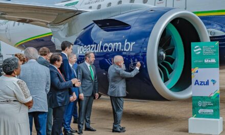 Azul é destaque em cerimônia de sanção da Lei sobre o Combustível do Futuro