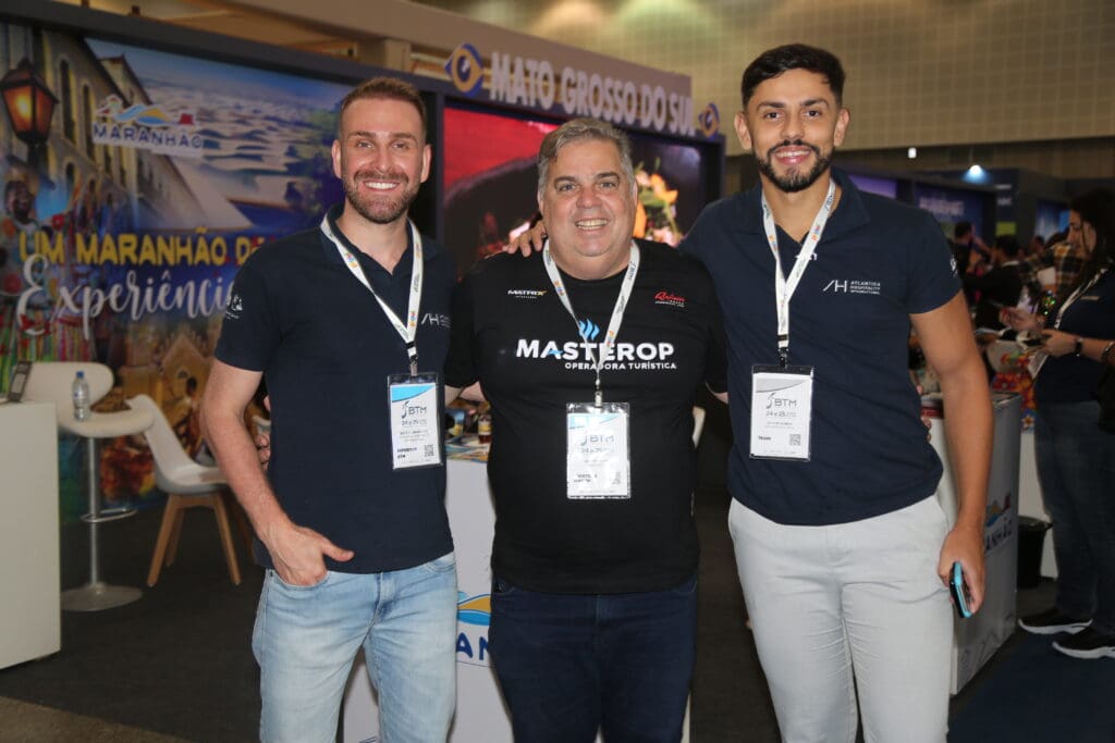 Artur Filho (Masterop) entre Mateus Smaniotto e Victor Gomes (ambos da Atlantica Hotels)