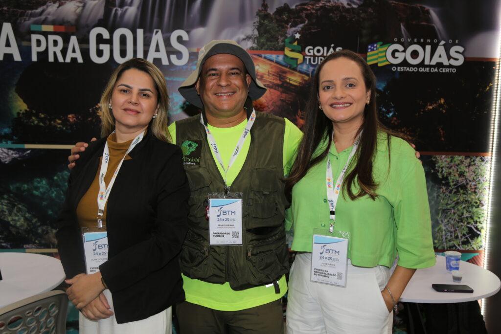 Bruno Queiroz (Mambaí Adventure) entre Aline de Souza e Joice Naves (ambas da Goiás Turismo)