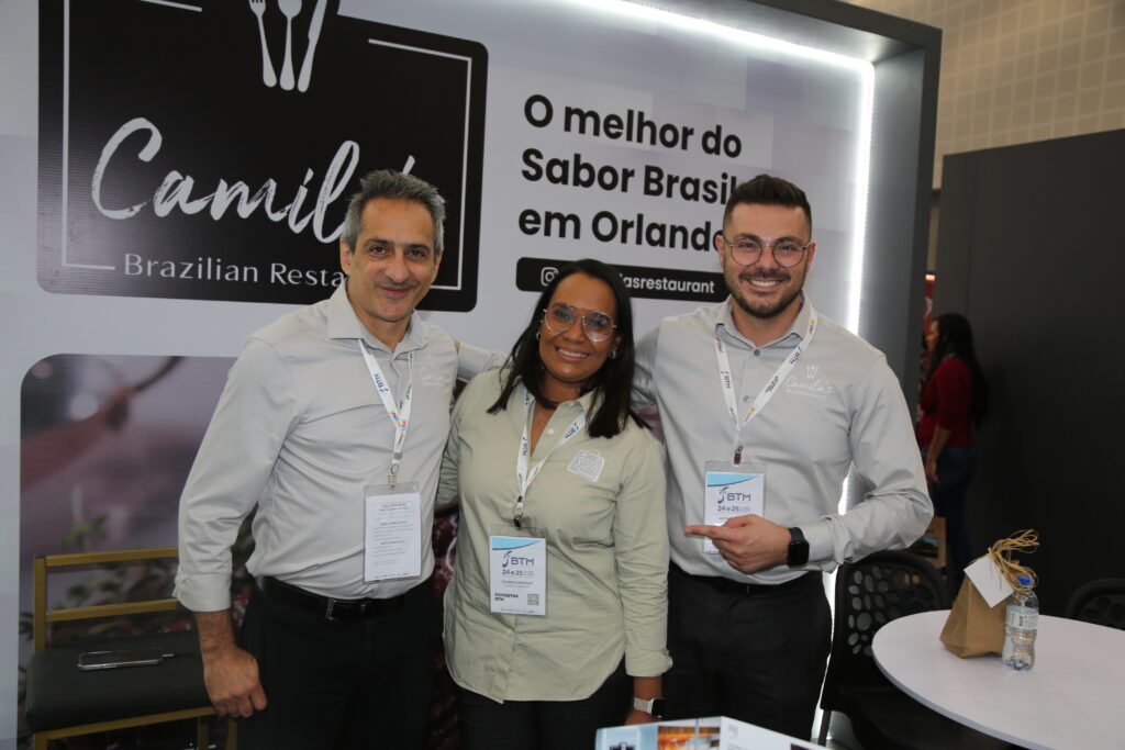 Marcos Kachy, Juliana Andrade e André Catena (todos da Camila's Group)